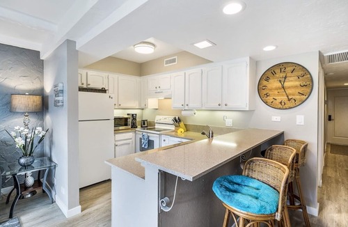 Kailua-Kona Condo | 🏖️Garden View Kona Condo w/Ocean Peek | Casa 221