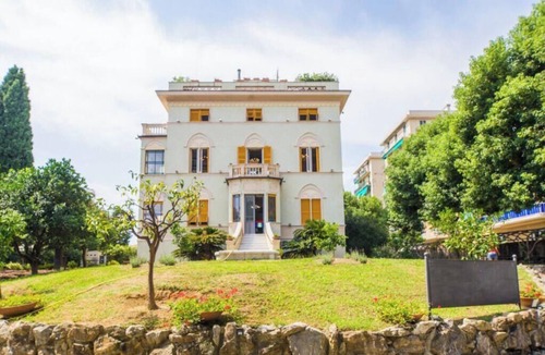 Quinto al Mare Villa | Golfo Paradiso Apartment – Villa Aranci, GenoaLocated on the ground floor of Villa Aranci (Via Fabio Filzi 2B), this intimate and elegant apartment offers a private entrance and a cozy stay.It features a double bedroom, a living area with a sofa bed, a