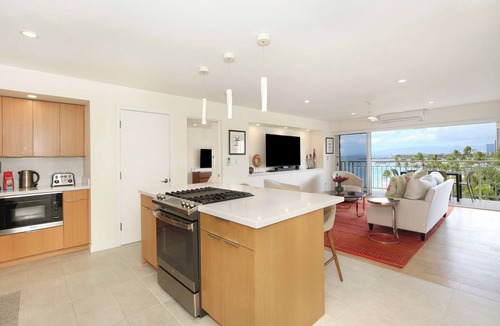 Waikiki Condo | Gorgeous BEACHFRONT Condo with Fabulous Ocean Views! Fully Renovated!