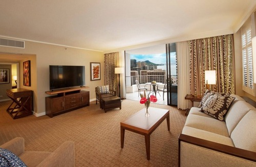 Waikiki Resort | Gorgeous Hilton Hawaiian Village Lagoon Tower Ocean Front Premium 2 Bedroom Unit