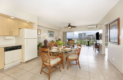 Waikiki Condo | GORGEOUS OCEAN VIEW and Sunsets! Full Kitchen, Washer/Dryer, Wi-Fi, Sleeps 4.