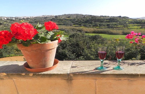 Ghajnsielem House | Great Location: FREE Gozo transfers, WIFI, Bicycles & BBQ – NO Car required!
