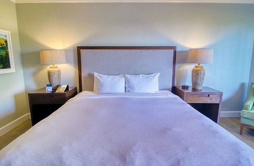 Hanamaulu Resort | Ground Floor Pool Garden Lanai. 4 Star Beachfront Resort. King Bed. AC.