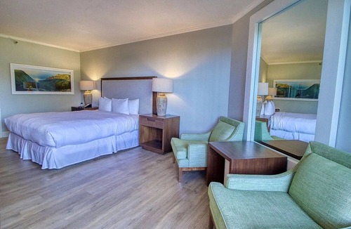 Hanamaulu Resort | Ground Floor Pool Garden Lanai. 4 Star Beachfront Resort. King Bed. AC.