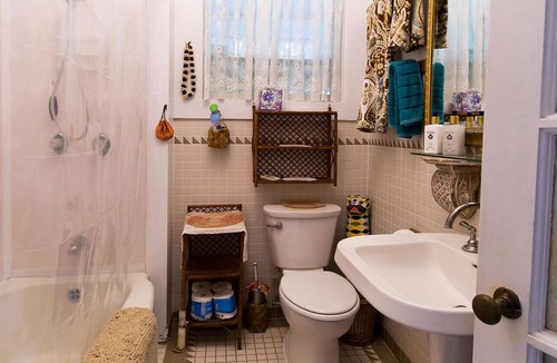 Hilo House | Hale Kawehi BnB Guesthouse In Quaint Downtown Hilo, Hawaii. PL-USE-2022-000007