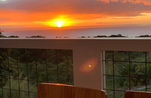 Kailua-Kona House | "Hale Maluhia" - Cottage with expansive ocean views in central Kailua Kona.