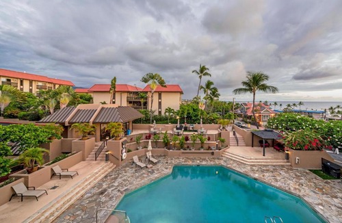 Historic Kailua Village Apartment | Hawaii Lifestyle Design Condo l Pool l Near Beach l AC l Free Parking l Sleeps 6
