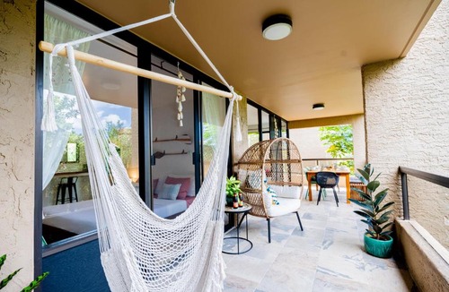 Historic Kailua Village Apartment | Hawaii Lifestyle Design Condo l Pool l Near Beach l AC l Free Parking l Sleeps 6
