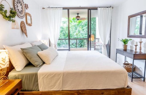 Historic Kailua Village Apartment | Hawaii Lifestyle Design Condo l Pool l Near Beach l AC l Free Parking l Sleeps 6