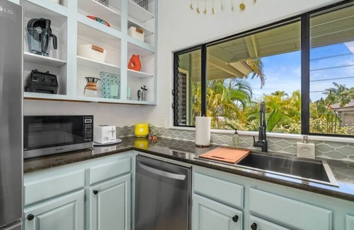 Princeville House | Hawaiian Bungalow ~A/C~ BBQ~ Near Beaches & Shops