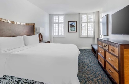Waikiki Resort | Hilton's Lagoon Tower 1-Bd Plus Ocean View: A Paradise with Endless Fun