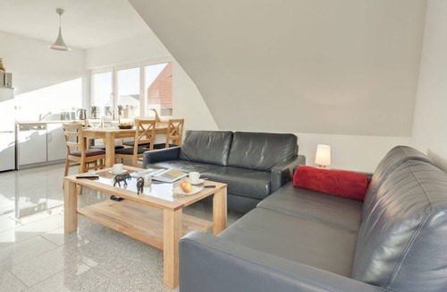 Wohlenberg House | Holiday Home "Haus Münster Apartment 2" with Sea View, Private Garden and Wi-Fi
