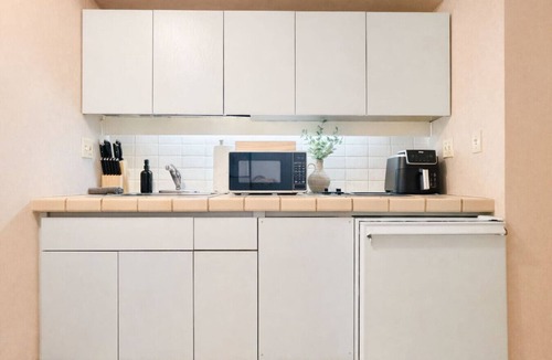 Downtown Honolulu Apartment | Honolulu Skyline & Ocean Retreat – Free Parking/AC