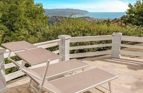 La Foce Apartment | Imagine waking up every morning with a spectacular view of the sea; Eco del Cuore will offer you enchanting views that will leave you speechless.Spacious and tastefully furnished, it is the perfect place to spend summer evenings.You can organize outdoor