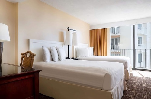 Waikiki Hotel | Just What You Were Looking For! 2 Relaxing Units, Outdoor Pool, Beach Access