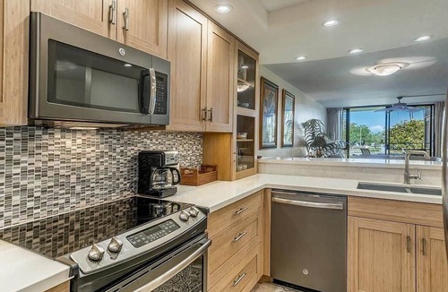 Kihei House | Kamaole Sands FRONT ROW OCEAN Building 10 unit 116