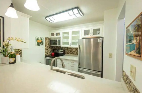 Hanamaulu Condo | Kauai Beach Villa Walk to Beach, full kitchen, separate living room FREE PARKING