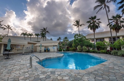 Hanamaulu Condo | Kauai Beach Villa Walk to Beach, full kitchen, separate living room FREE PARKING