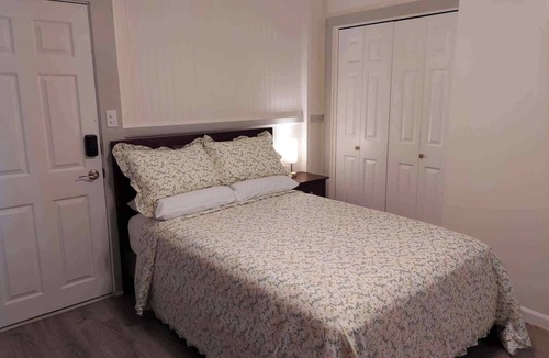 Hilo Bed & Breakfast | Kekuanaoa Homestead for Whole House/5 bedroom & 5 bathroom close Hi-Lo Airport.