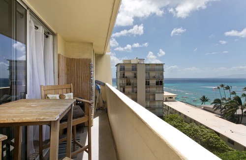 Diamond Head - Kapahulu - St. Louis Apartment | 👁‍🗨KING Bed- Private-Lanai 〰 Pacific Ocean-View Studio w/Full-Kitchen