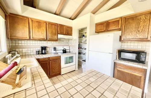 Kahaluu Bay House | King Palm, King bed Ocean views walk to Magics beach Kahalu'u Free WIFI parking
