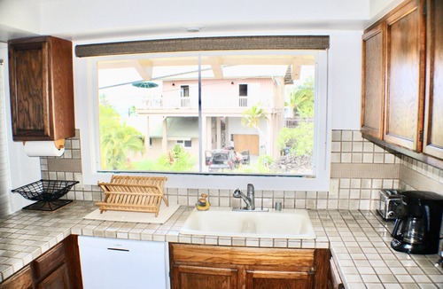 Kahaluu Bay House | King Palm, King bed Ocean views walk to Magics beach Kahalu'u Free WIFI parking