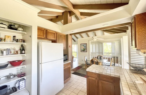 Kahaluu Bay House | King Palm, King bed Ocean views walk to Magics beach Kahalu'u Free WIFI parking