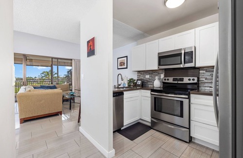 Historic Kailua Village Condo | Kona Alii 707 Stunning Top Floor Penthouse w/Roof Top Deck, AC, & Elevators