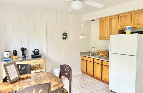Kahaluu Bay Apartment | Kona coast studio, great rates free HS-WIFI, Parking, Walk to Magics & Kahalu'u