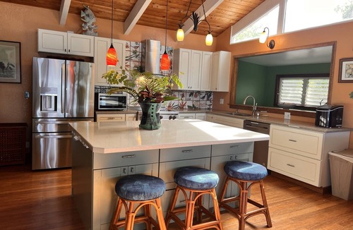 Kahaluu Bay House | Kona OCEANFRONT PVT Home ~ Sleeps 8+, Hot Tub, 2 min walk to Magic Sands Beach