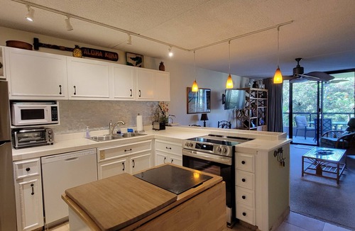 Historic Kailua Village Condo | Kona Pacific B311 - Quiet, comfortable & walking distance to Town and the beach