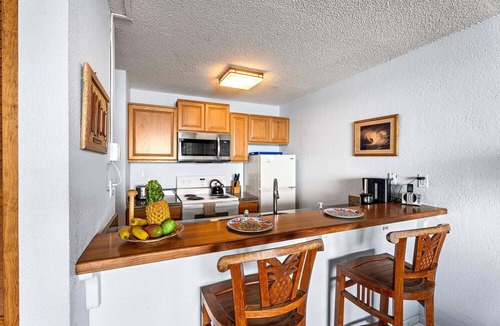 Historic Kailua Village Condo | 🏖️ Kona Reef Condo w/A/C | Adjacent to Honl's Beach | Walk to Town