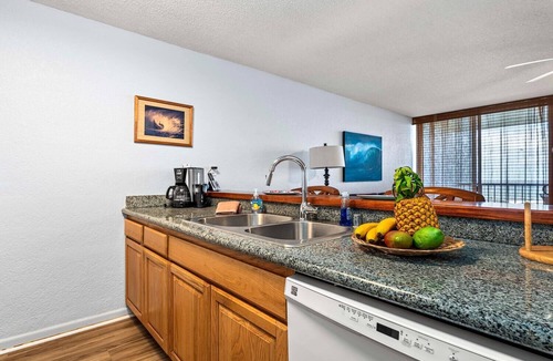 Historic Kailua Village Condo | 🏖️ Kona Reef Condo w/A/C | Adjacent to Honl's Beach | Walk to Town