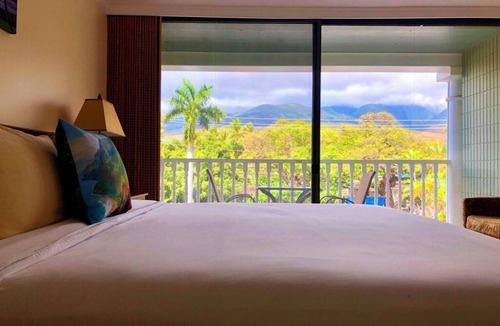 Historic Lahaina Front Street Resort | Lahaina Studio: Beachfront, Mountain View, Hot Tub