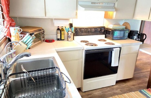 Hilo House | Laidback Island Living Close to Beach & Shopping