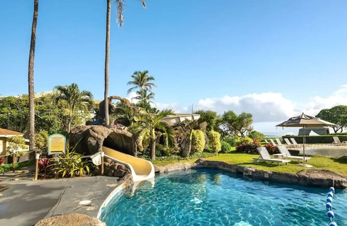 Hanamaulu Condo | Lava Lounge-Pool view/walkout access, 2 Queen Beds