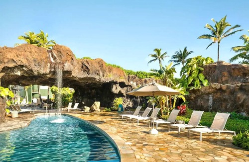 Hanamaulu Condo | Lava Lounge-Pool view/walkout access, 2 Queen Beds