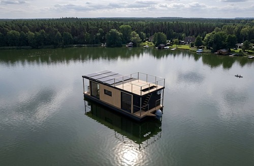 Lindow Boat Rental | leise los houseboats: Modern electric houseboat with sauna