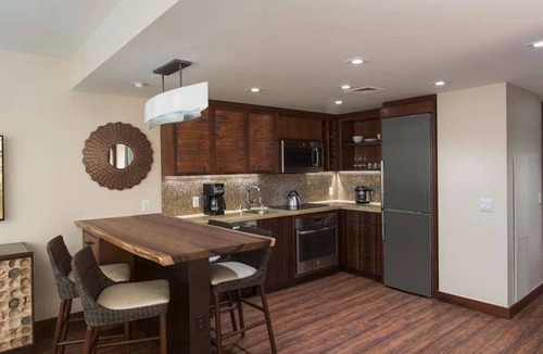 Waikiki Resort | Located In Famous Hilton-Hawaiian Village-Grand Islander-2 Bd Partial Ocean View