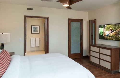 Waikiki Resort | Located In Famous Hilton-Hawaiian Village-Grand Islander-2 Bd Partial Ocean View