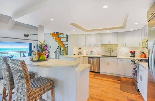 Wailua Apartment | Luxury 2-Story Oceanfront Condo w/Views & Pool