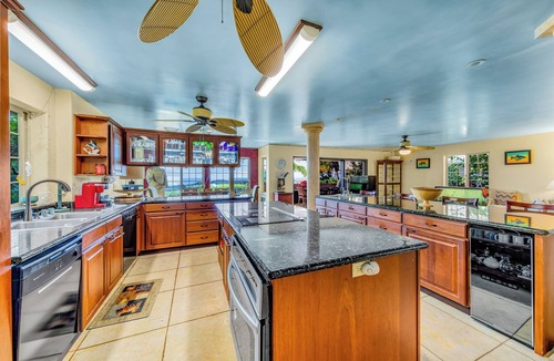 Historic Kailua Village House | Luxury Beachfront Gated retreat in-town SPA/AC/BBQ accessible to the public pool