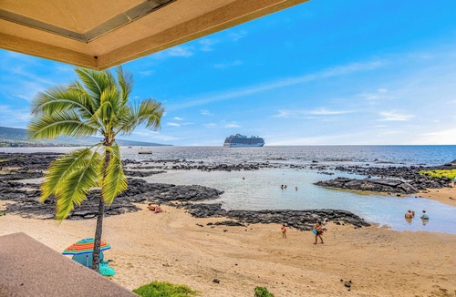 Historic Kailua Village House | Luxury Beachfront Gated retreat in-town SPA/AC/BBQ accessible to the public pool