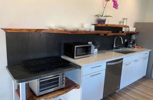 Historic Kailua Village Apartment | Luxury Modern 2Bdrm in PARADISE/AC/5 STAR LOCATION/WALK 2 BEACH