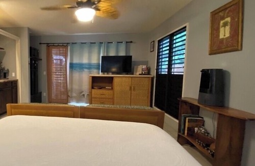 Kahaluu Bay Apartment | Magic Sands Beach Cozy studio WiFi wonderful Kailua-Kona 3 minute walk to Beach