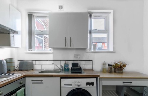 Rusholme Apartment | Modern 2-Bed Apartment with Parking