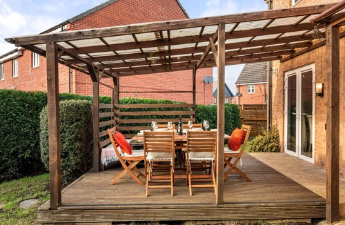 Levenshulme House | Modern 3 Bedroom House w/Parking, Garden, Wi-Fi Sleeps 7