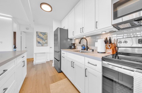 Waikiki Condo | Modern Renovated Condo - 1 block to beach, free parking!
