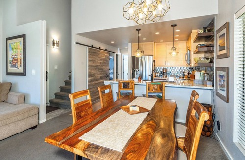 Kihei Condo | Modern Renovated Maui Kamaole Condo Near Main Pool, Beach Across Street