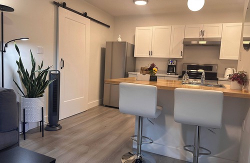 Departure Bay House | Modern stylish 1 bdrm garden suite with laundry close to ferries and hospital